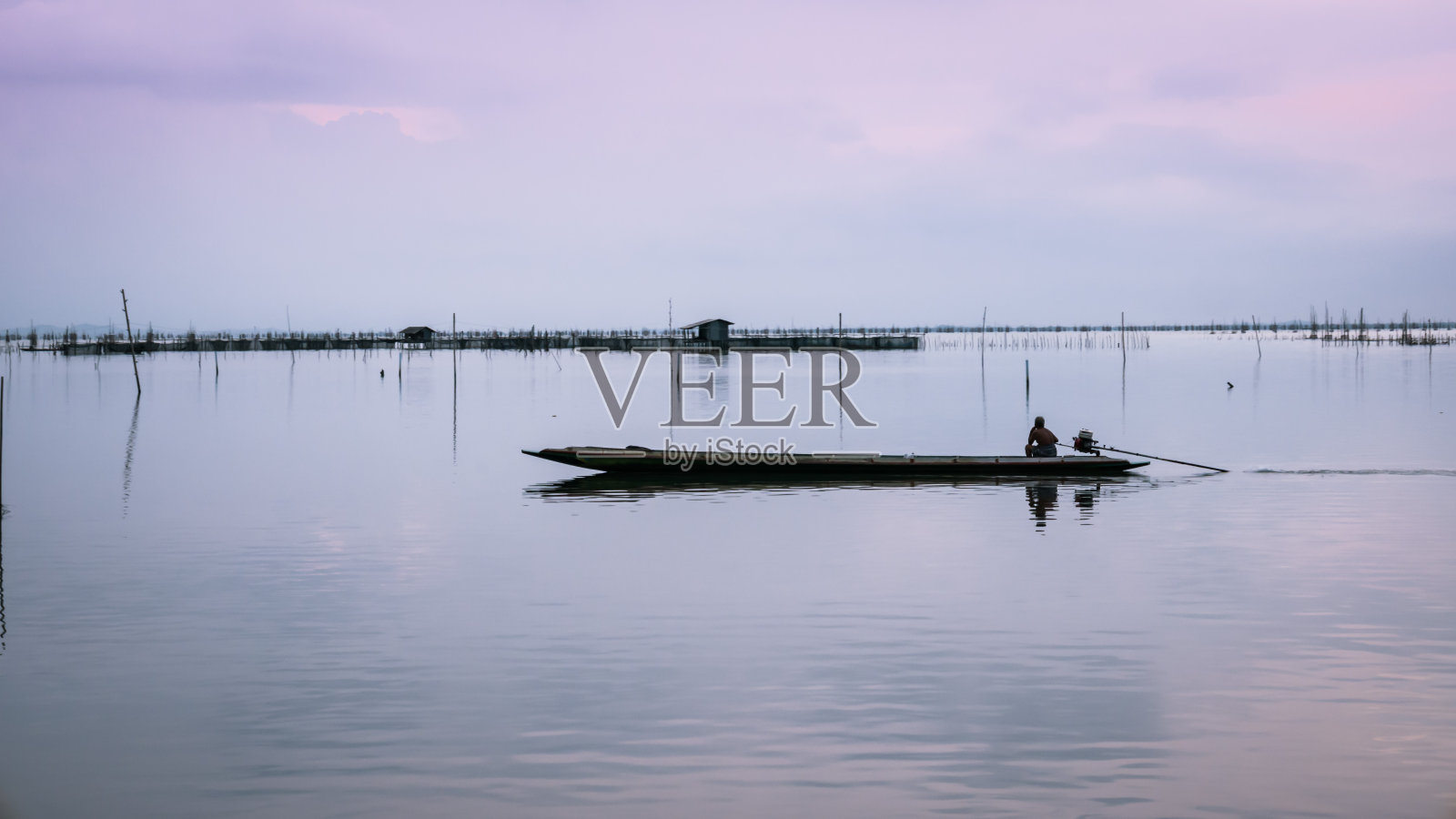 泰国湾泰国南部的长尾船，漂浮在清澈的海水上照片摄影图片