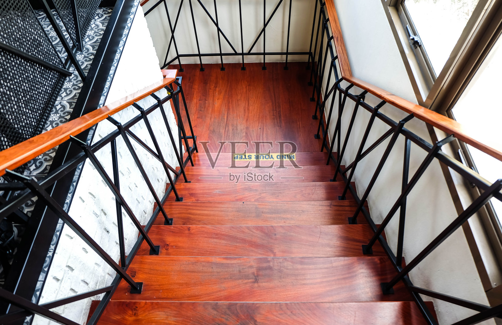 木楼梯咖啡厅，室内或现代概念照片摄影图片