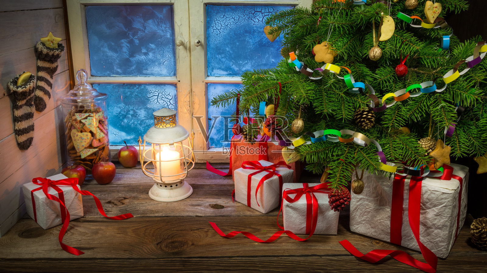 平安夜在温暖舒适的乡村小屋照片摄影图片