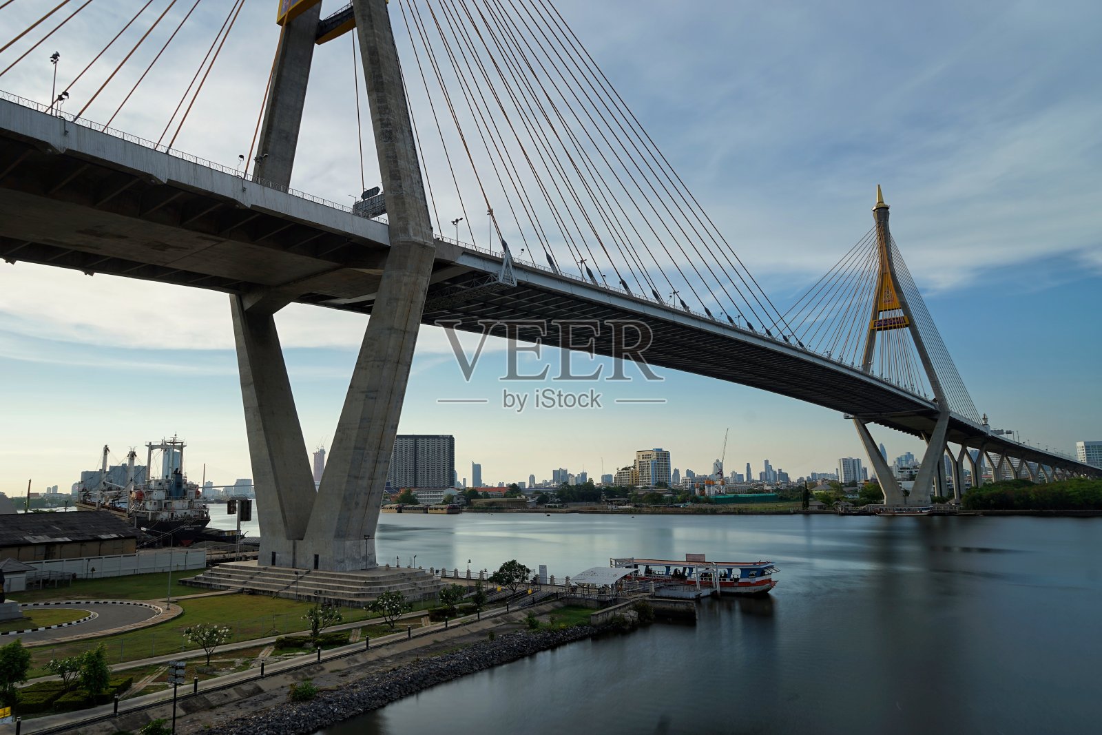 “父亲之桥”普密蓬桥，由国王陛下拉玛九世发起，以减轻痛苦。Phra pradeng和Phranakhon之间的渡轮照片摄影图片