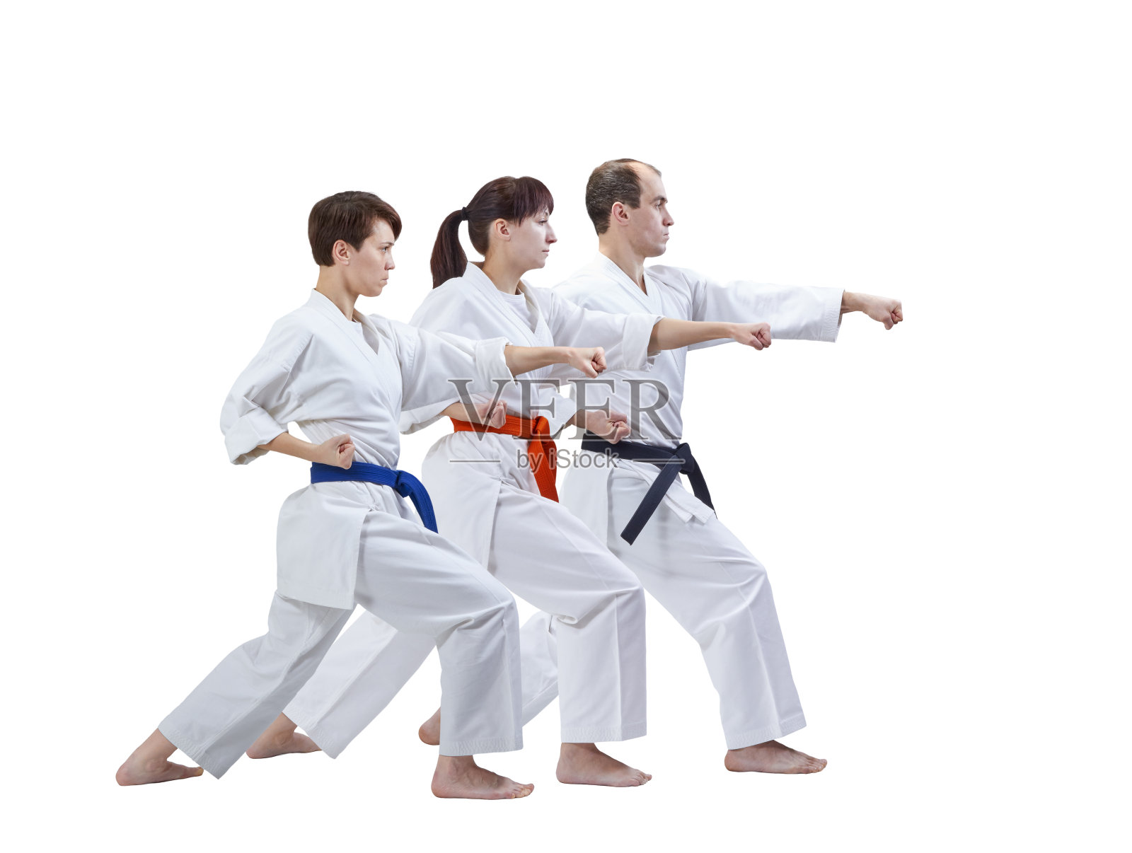 一名男子和两名女子在空手道上敲打拳头照片摄影图片