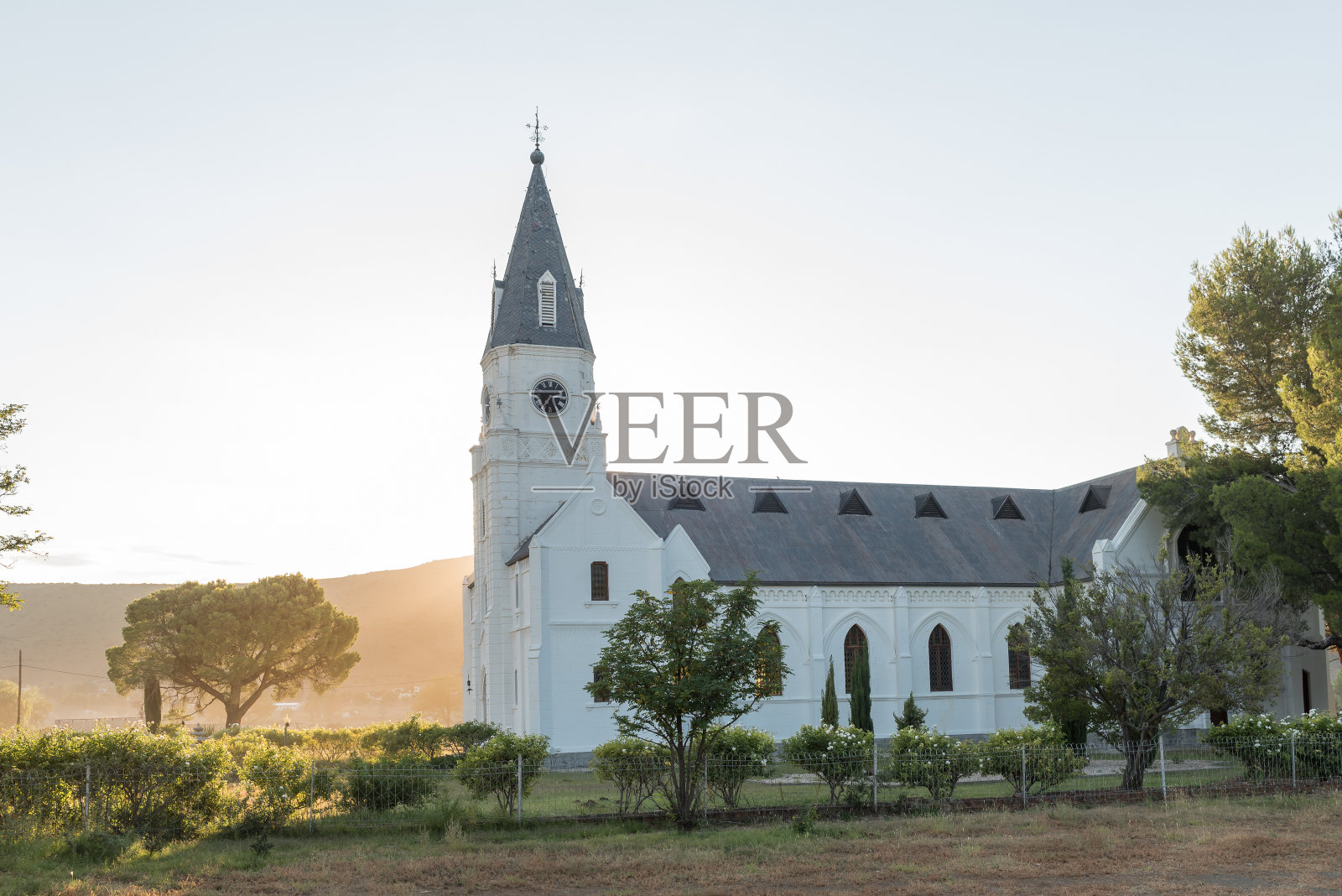 太阳在纽贝塞斯德的荷兰归正教堂后面升起照片摄影图片