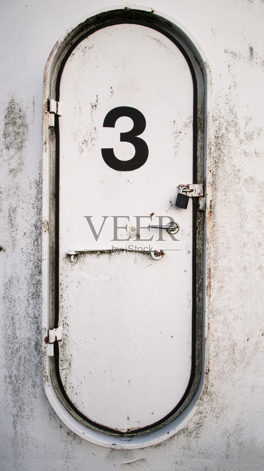上面写着3的椭圆形金属门照片摄影图片