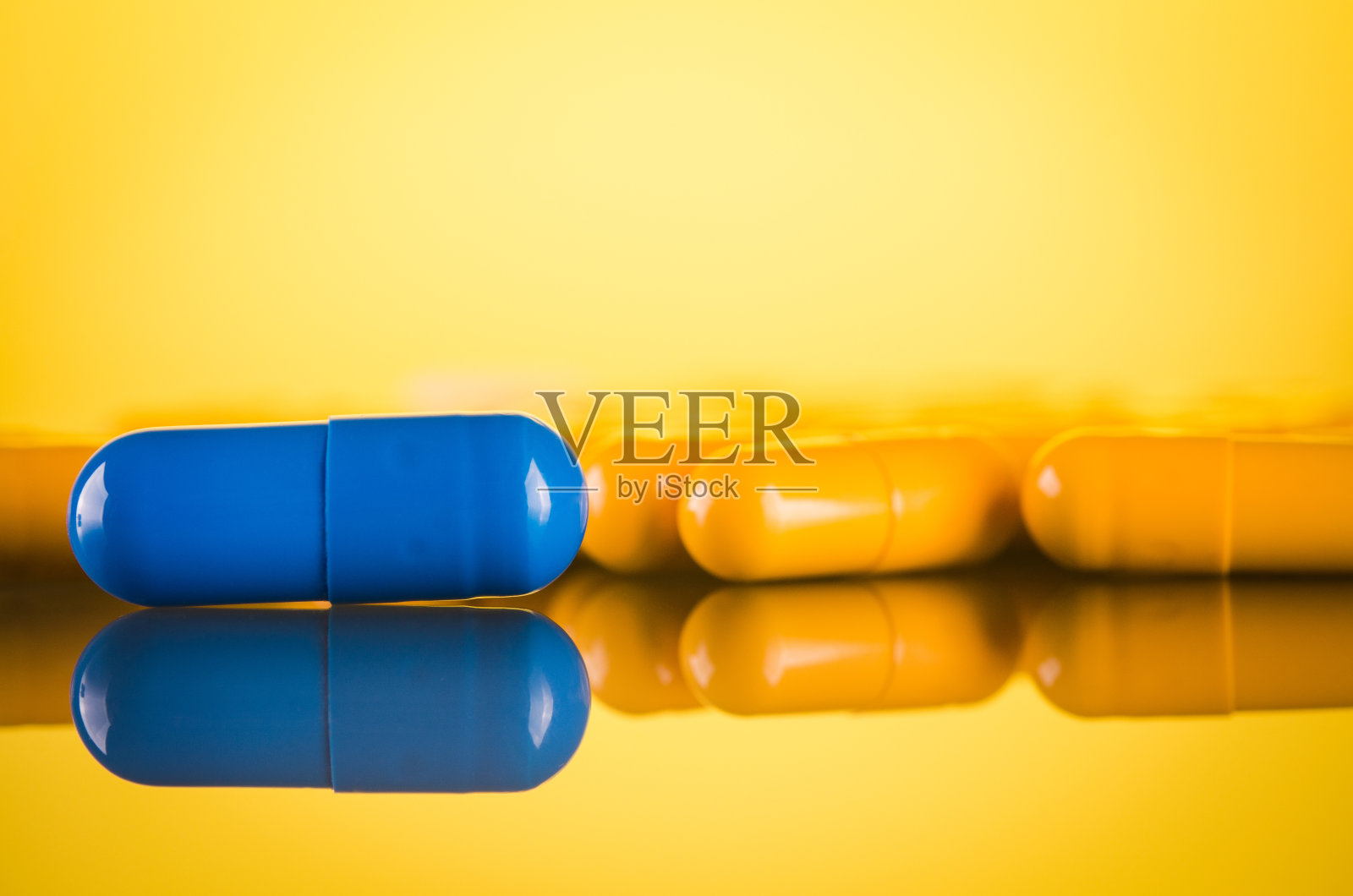 一粒蓝色胶囊照片摄影图片