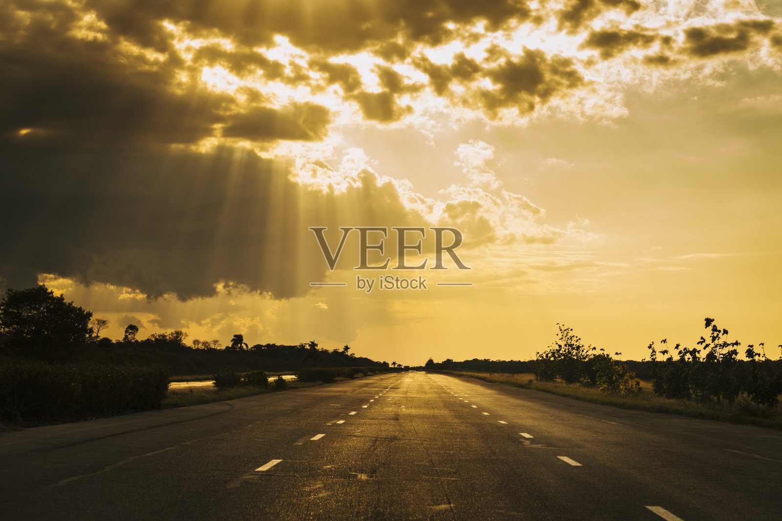 通往哈瓦那的道路，阳光穿过乌云照片摄影图片