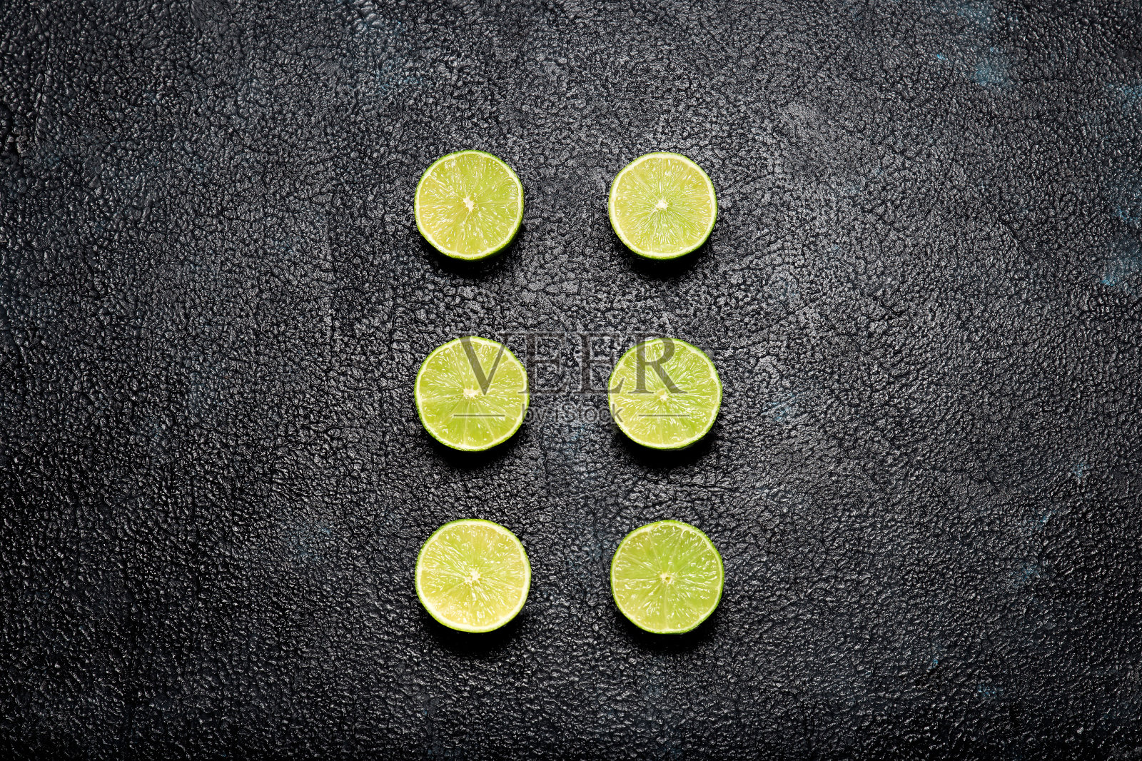 黑色背景上的一组切好的酸橙照片摄影图片