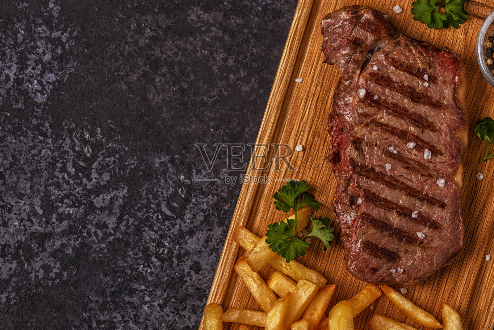 牛肉烧烤牛排配炸薯条照片摄影图片