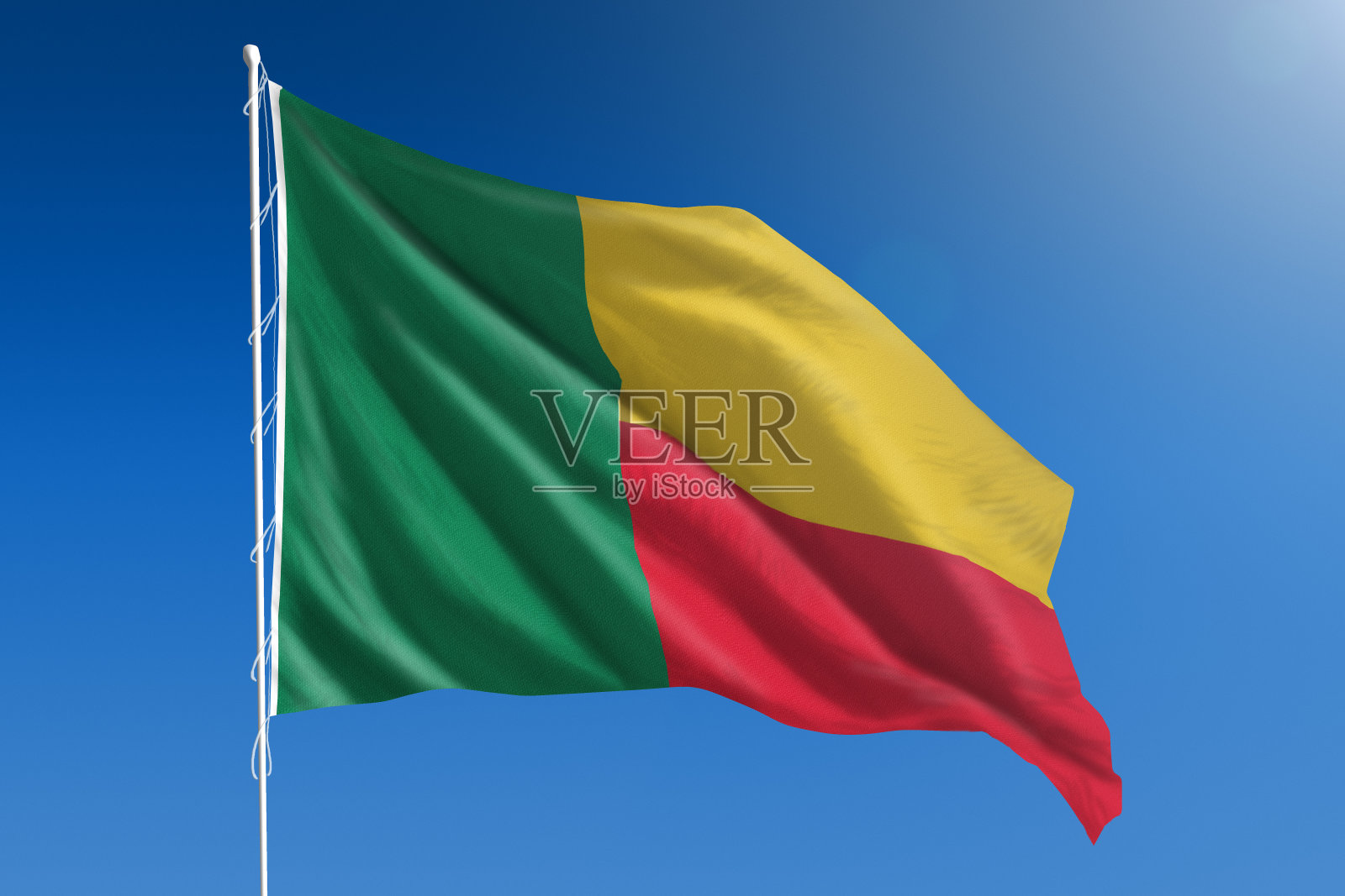 湛蓝的天空上悬挂着贝宁国旗照片摄影图片