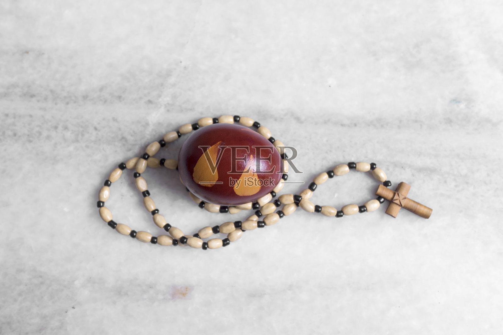 复活节彩蛋和念珠照片摄影图片