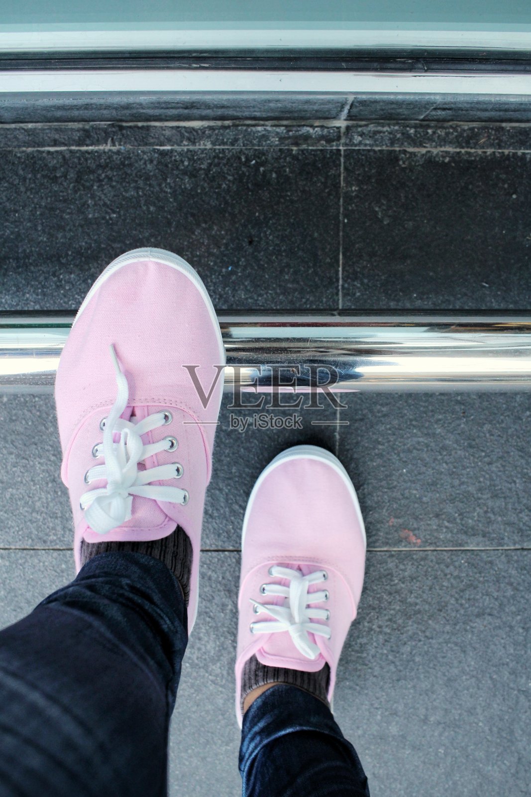 穿运动鞋的女人的腿照片摄影图片