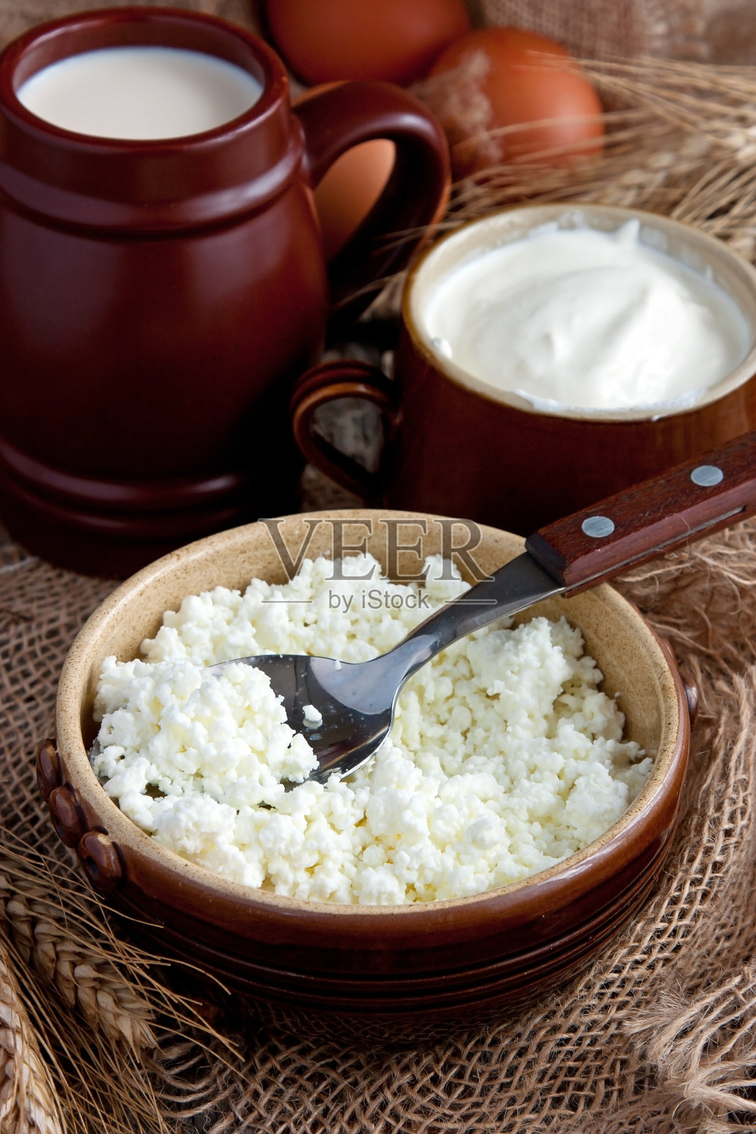 美味的乳制品在麻袋布的背景照片摄影图片