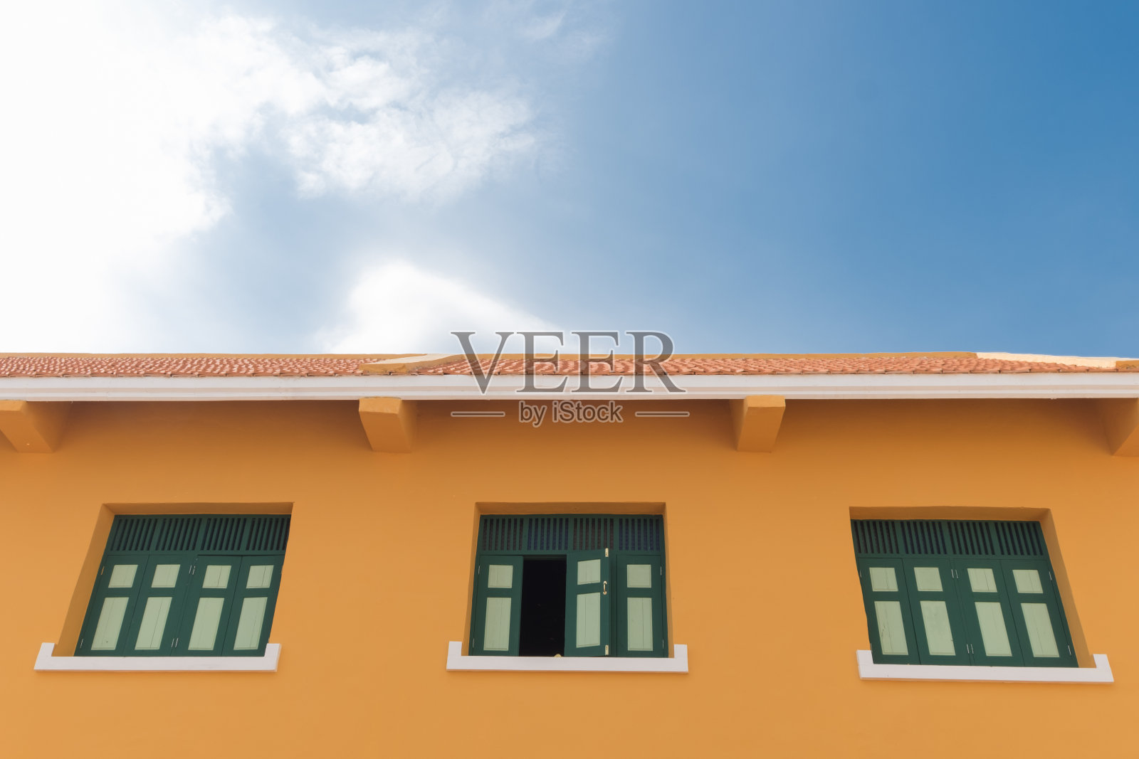 古色古香的窗户挂在五颜六色的墙上照片摄影图片