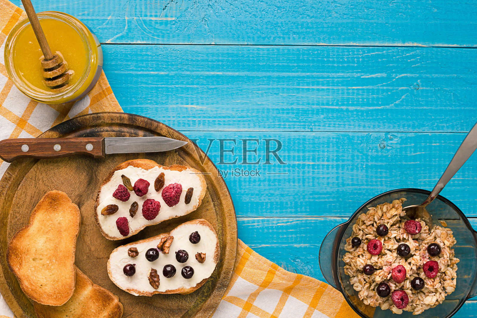 早餐是法式吐司配新鲜浆果照片摄影图片