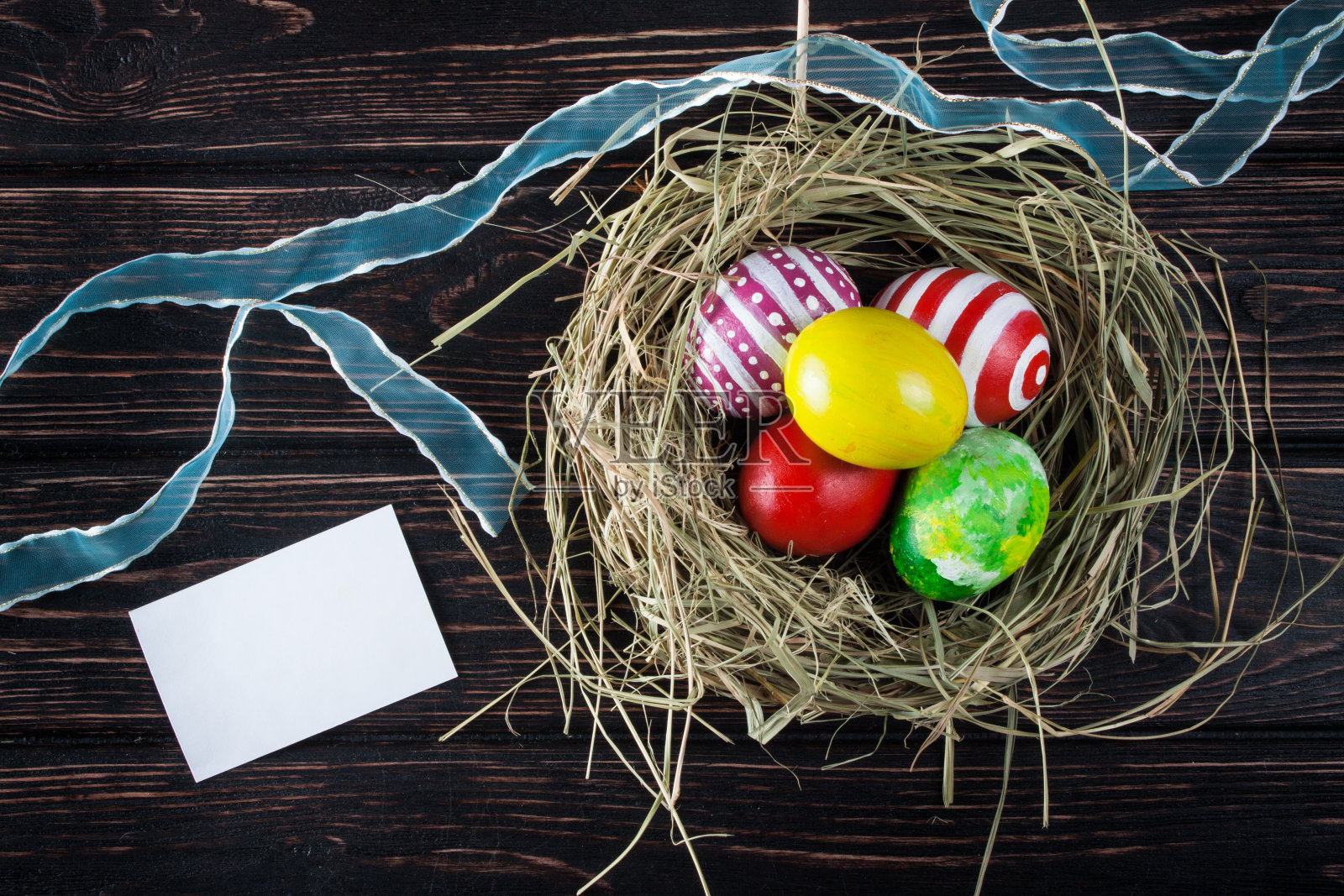 复活节彩蛋在巢里照片摄影图片