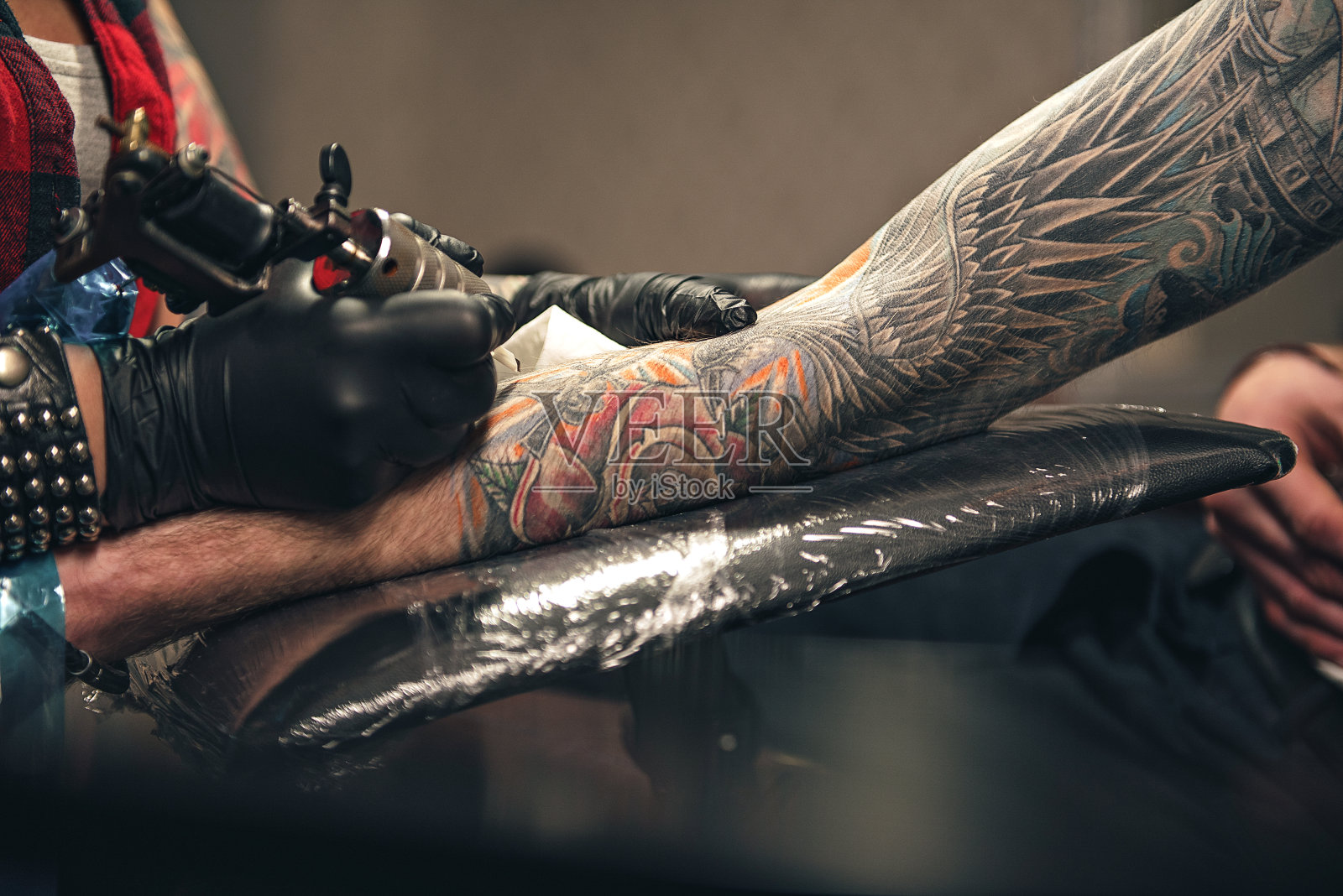 女性在男人手臂上塑造形象照片摄影图片