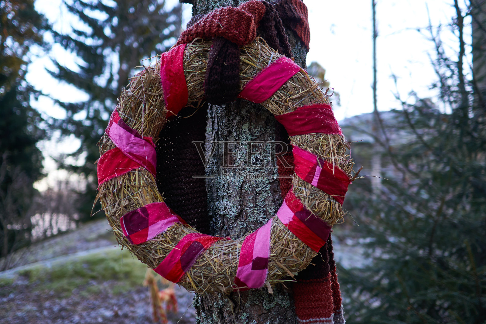 树上的圆形稻草花环照片摄影图片