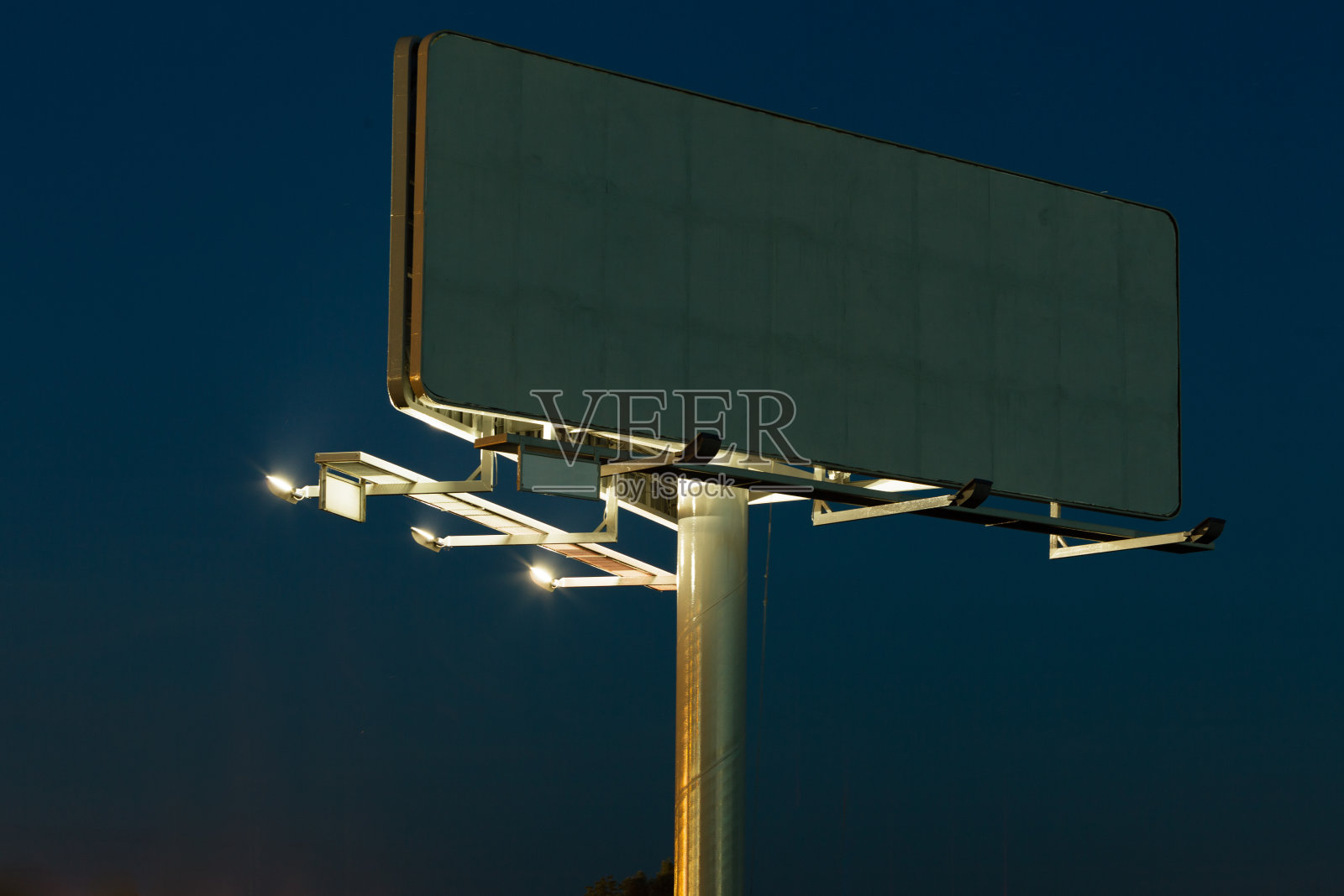 晚上的空白广告牌照片摄影图片