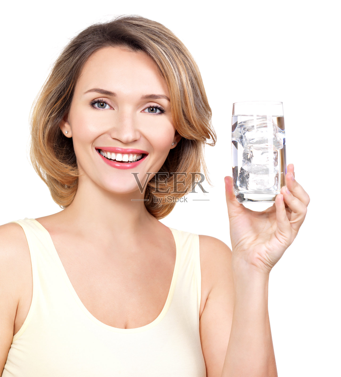 一个微笑着的漂亮女人，手里拿着一杯水照片摄影图片