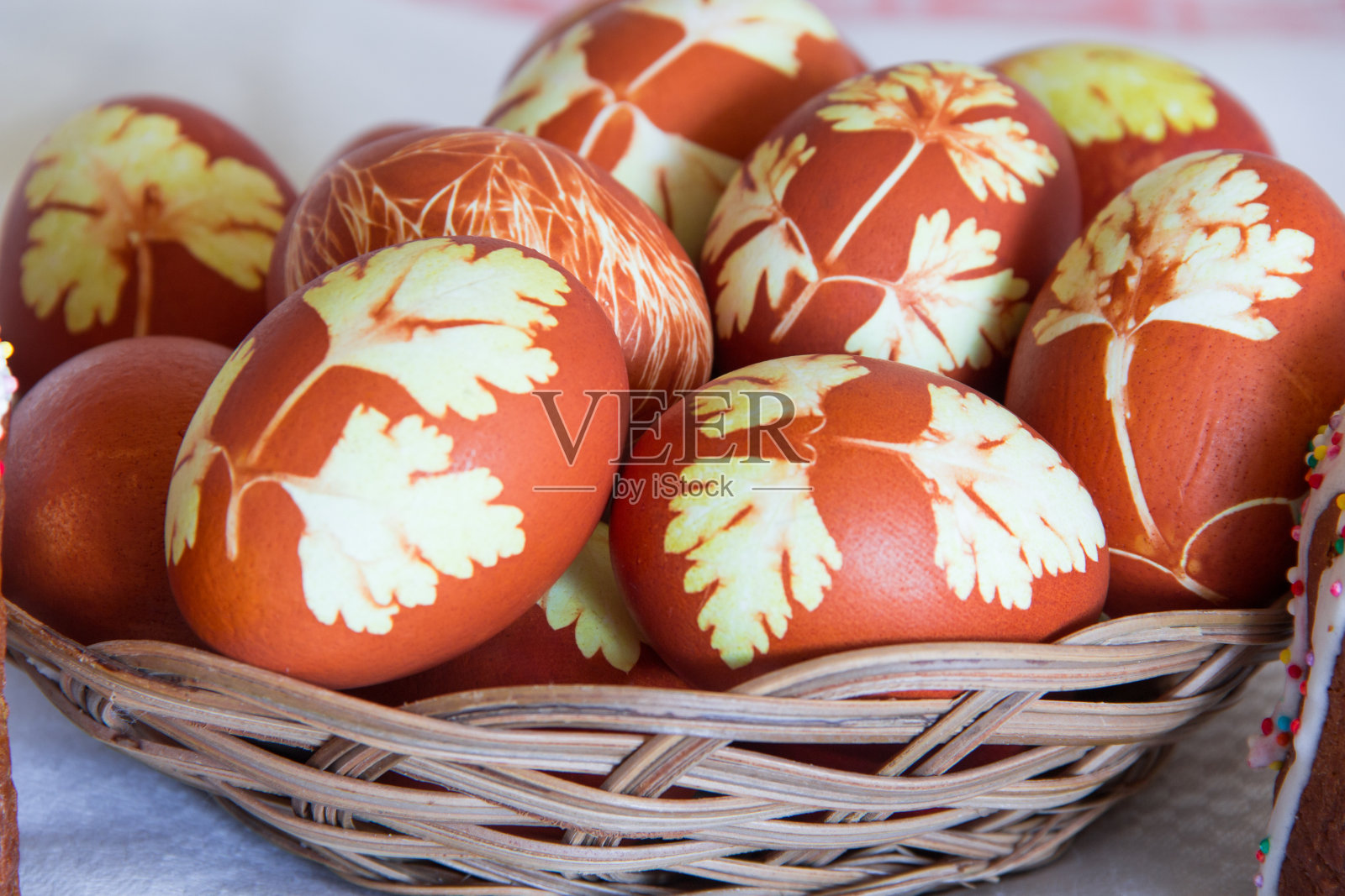 柳条盘里的复活节彩蛋照片摄影图片