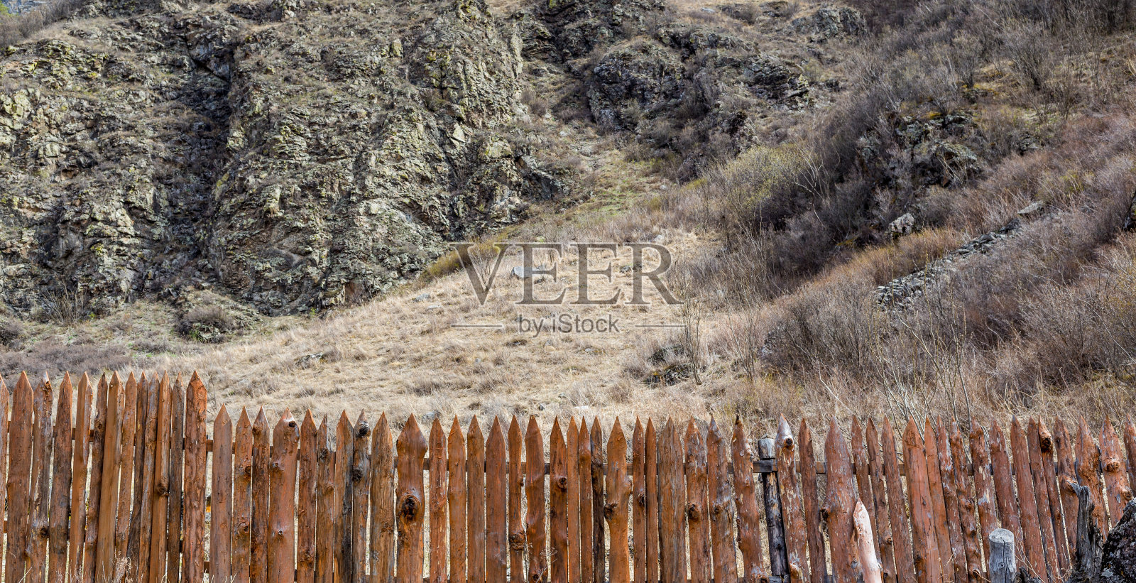 由薄木板制成的一长排木栅栏照片摄影图片