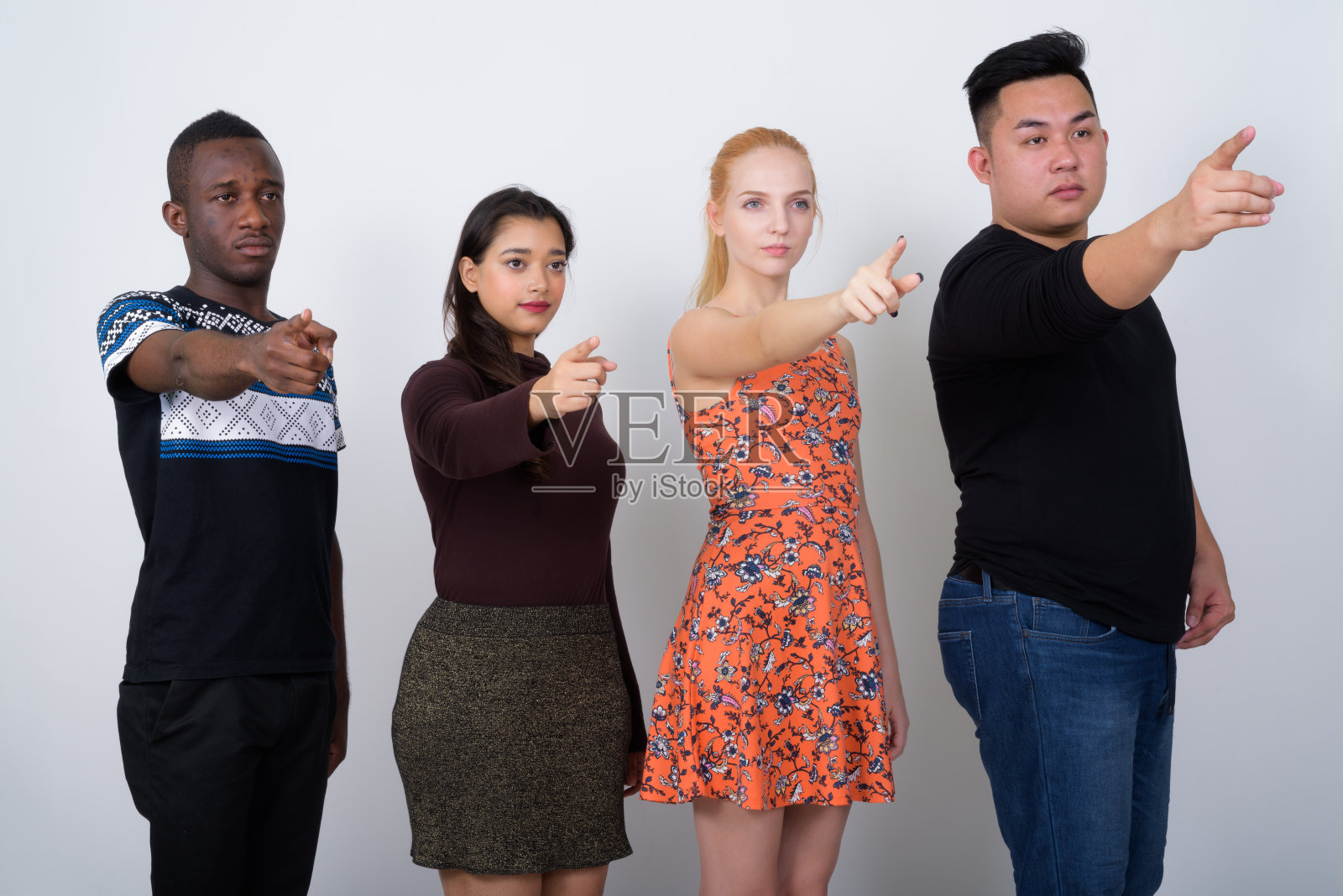 工作室拍摄了不同群体的多民族朋友在一起思考，同时指向距离照片摄影图片