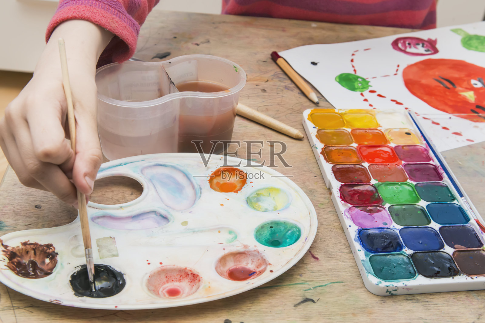 小女孩画照片摄影图片