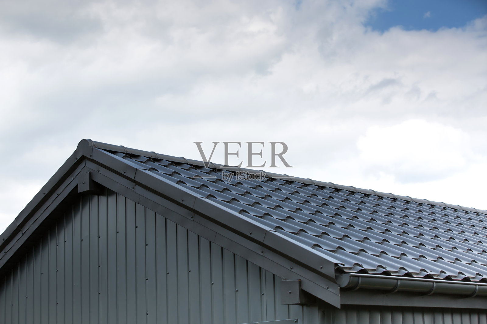 屋顶的瓦片和排水沟照片摄影图片