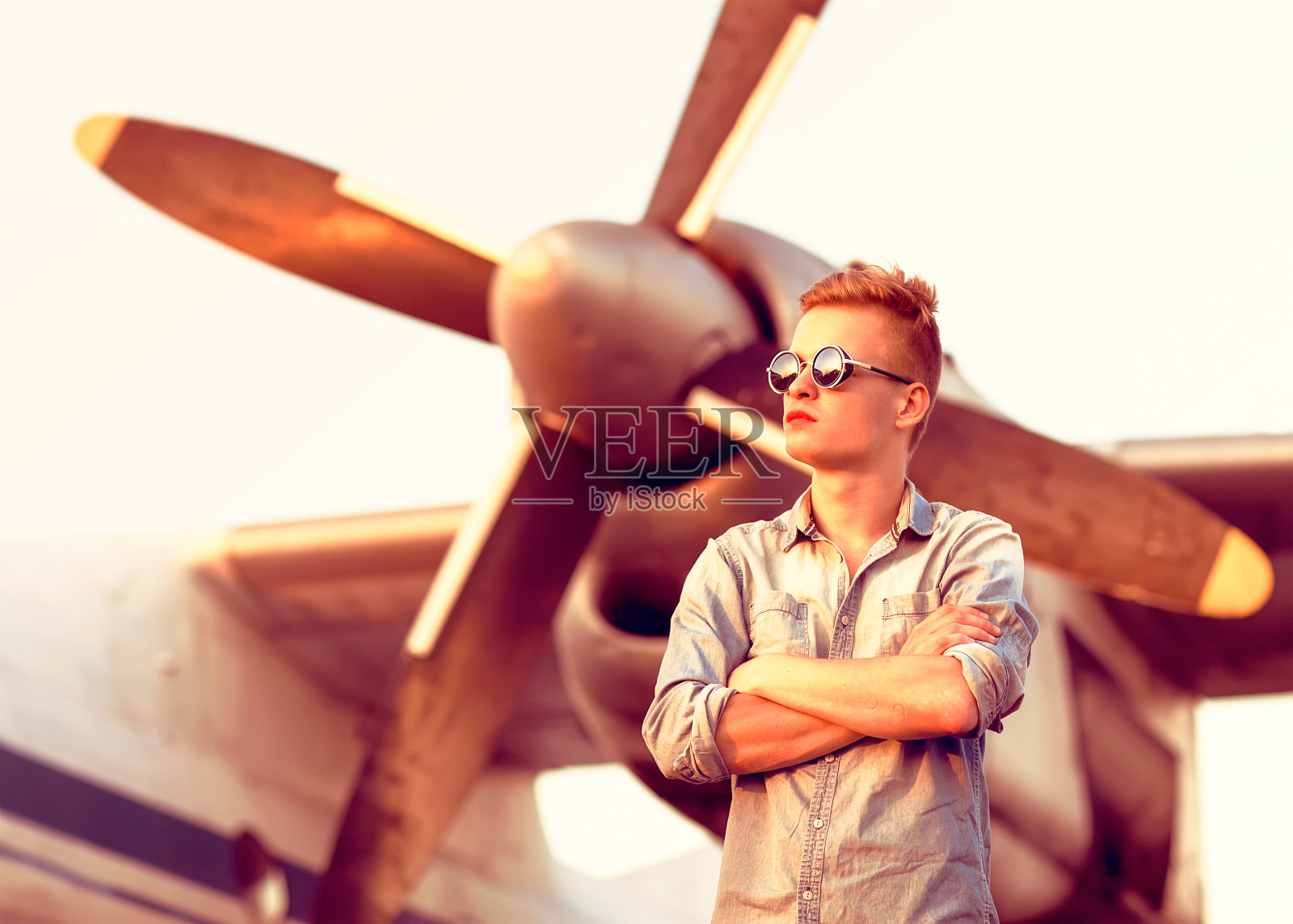 潮人风格的人。时尚的男人照片摄影图片