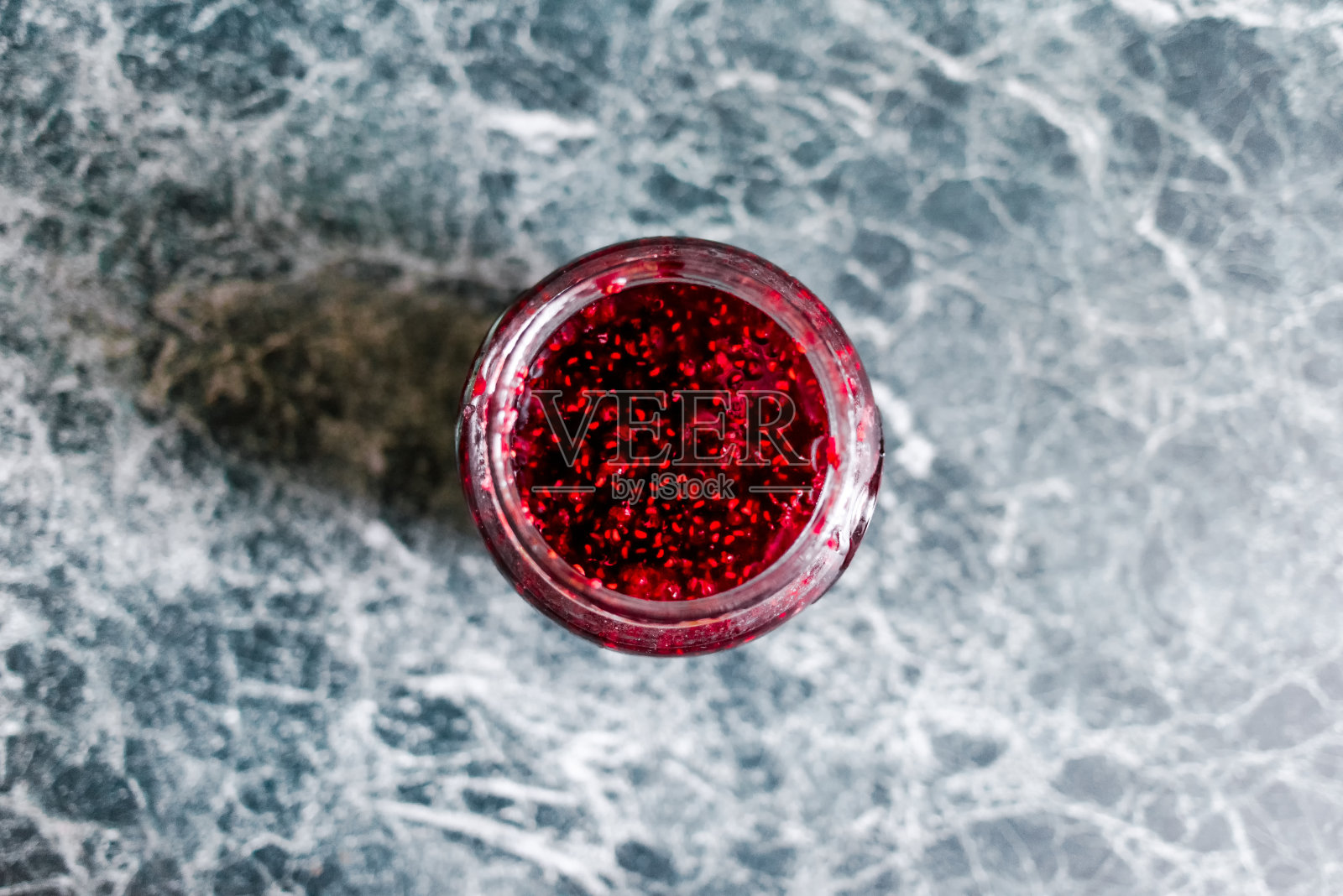 玻璃罐中的覆盆子果酱照片摄影图片