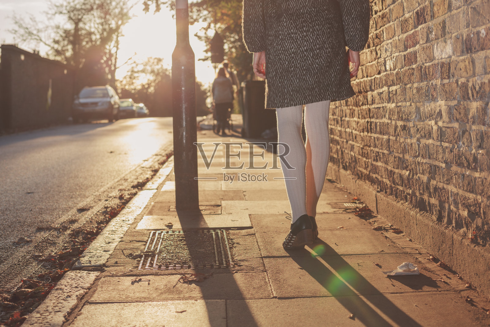 一个年轻女子走进城市的夕阳照片摄影图片