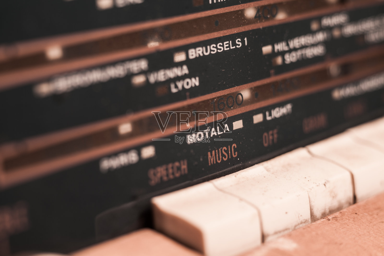 近距离的照明拨号从一个旧收音机照片摄影图片