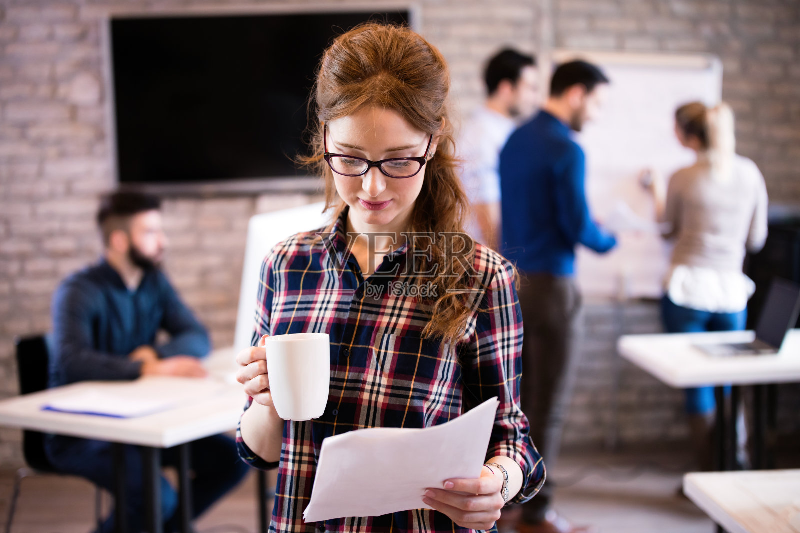 美丽的女人在建筑师和设计师现代办公室工作照片摄影图片