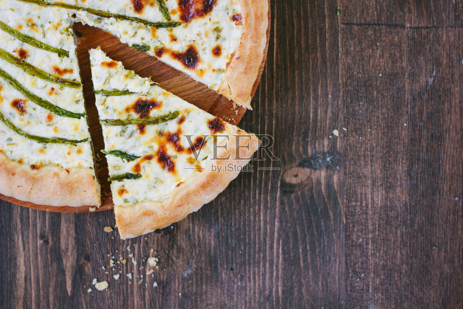 将芦笋派或馅饼分开放在木桌上。照片摄影图片