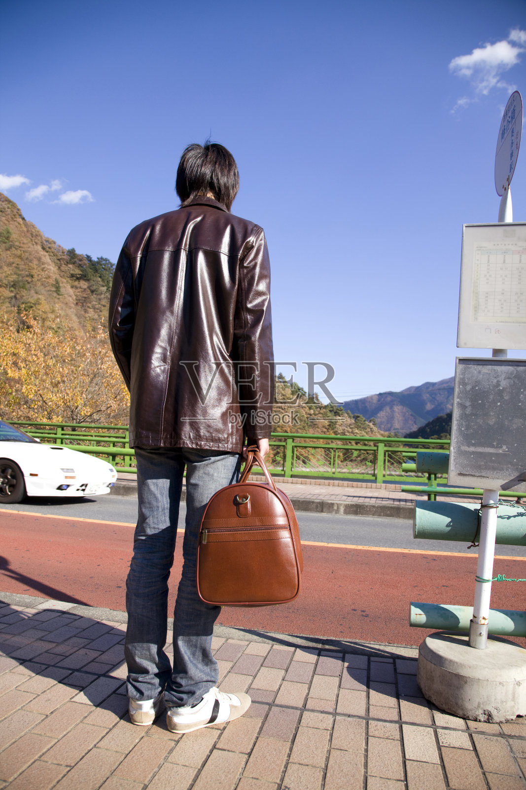 拿包的那个人照片摄影图片