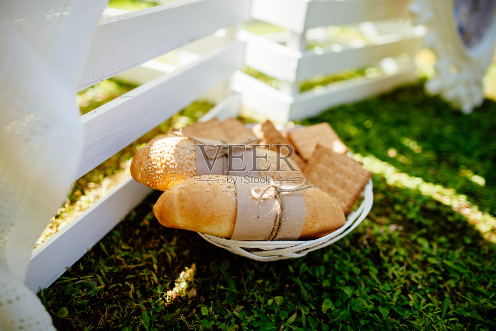 小圆面包和小甜饼盘上以绿草为背景照片摄影图片