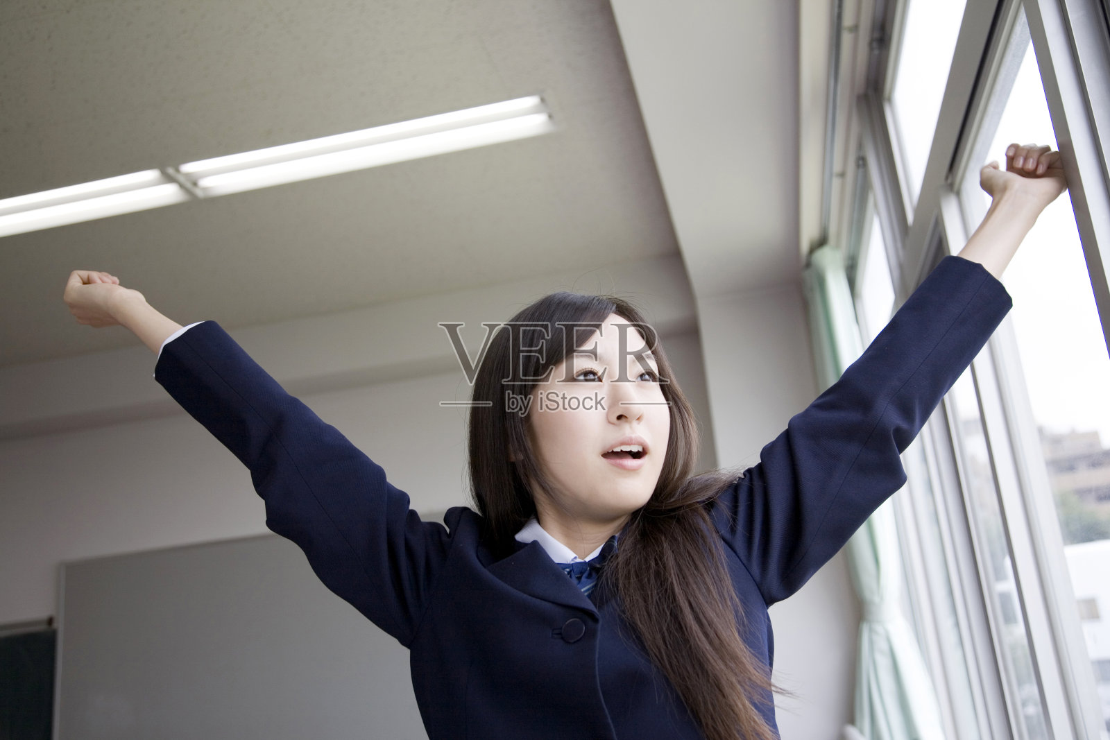 为女性高中生提供服务照片摄影图片