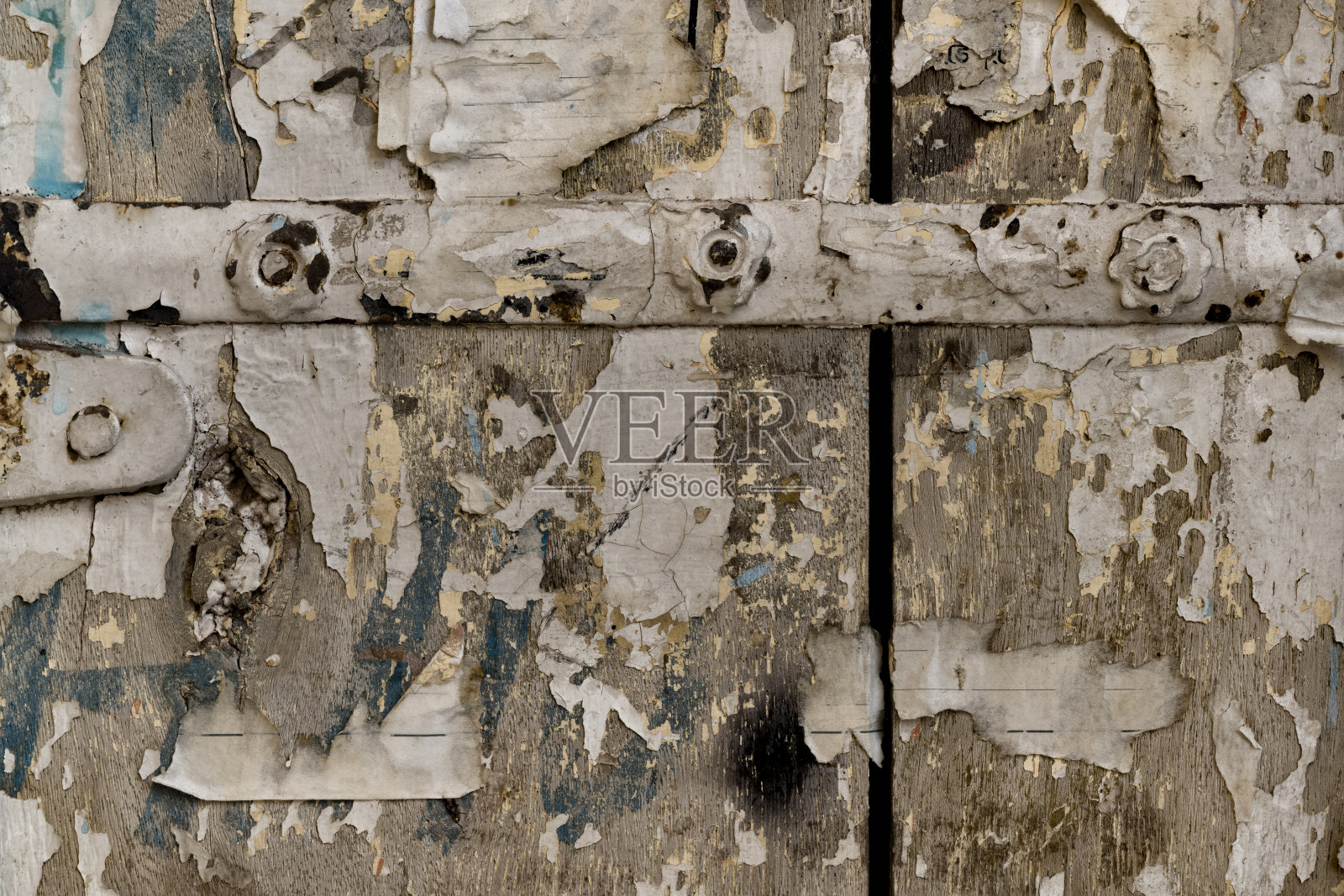 印度拉贾斯坦邦斋浦尔，带有金属带的木门细节照片摄影图片