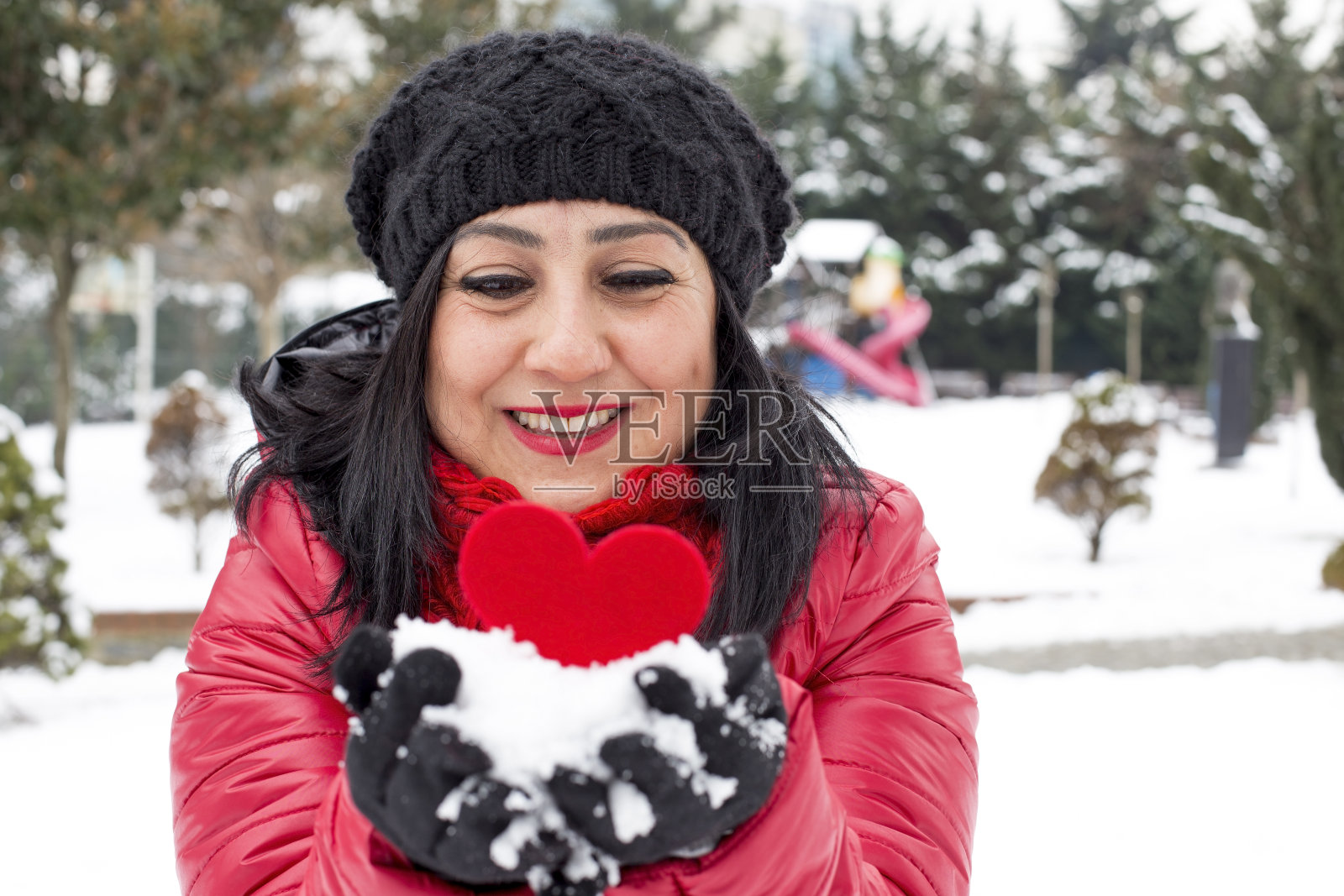 黑色头发的土耳其女性独自庆祝情人节照片摄影图片