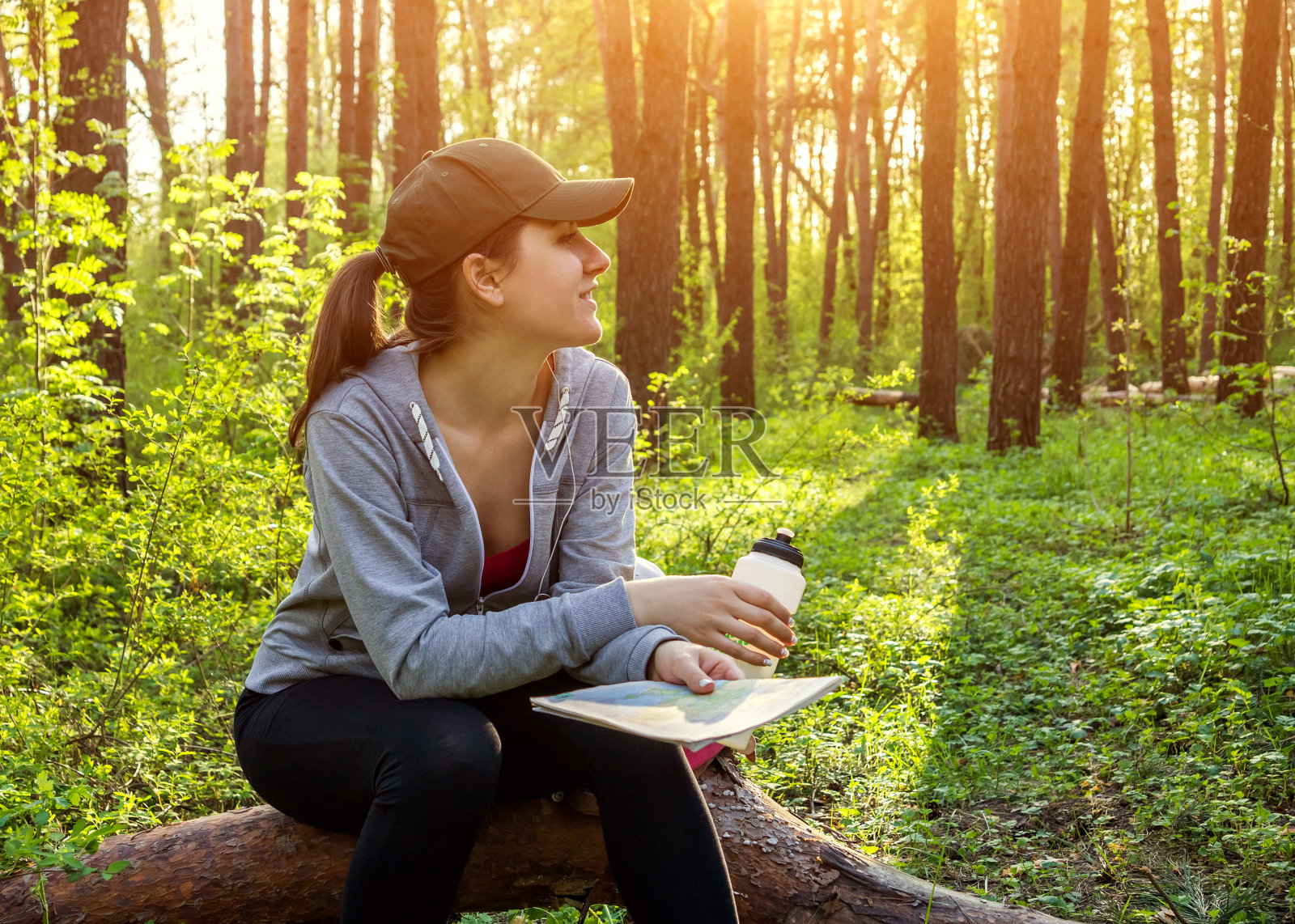 游客在森林里休息照片摄影图片