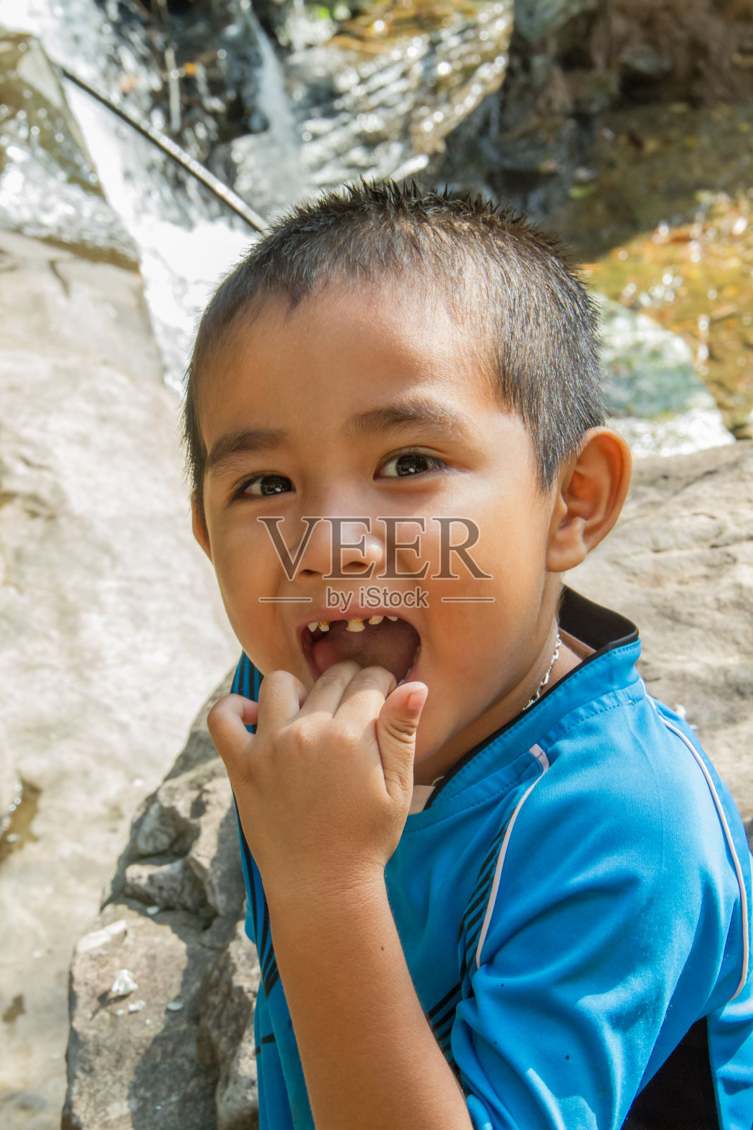 亚洲男孩微笑照片摄影图片