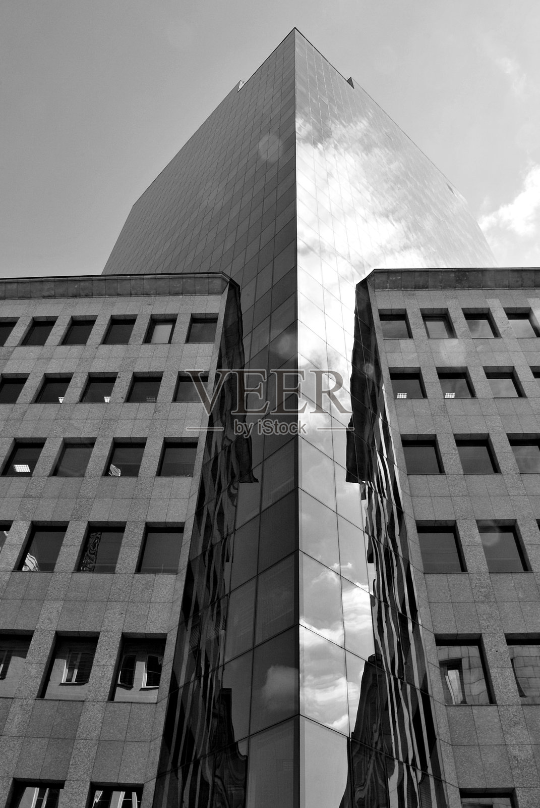 现代办公建筑。黑色和白色照片摄影图片