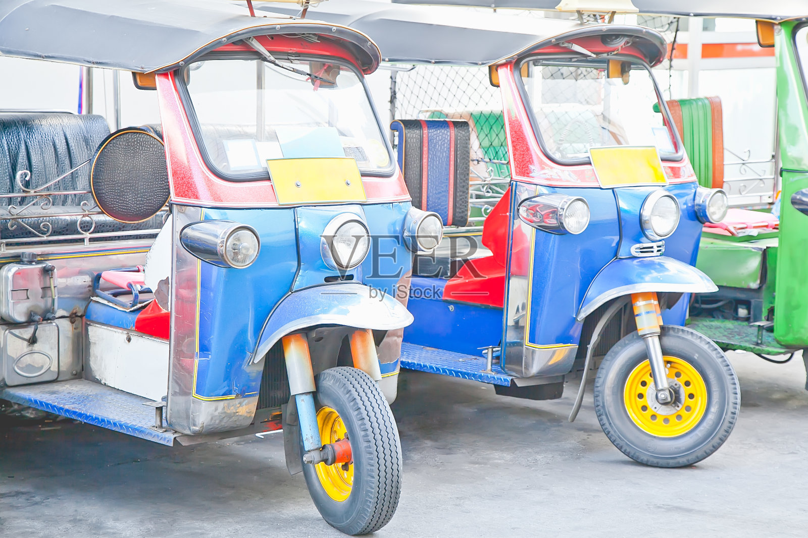 泰国出租车叫“嘟嘟”照片摄影图片