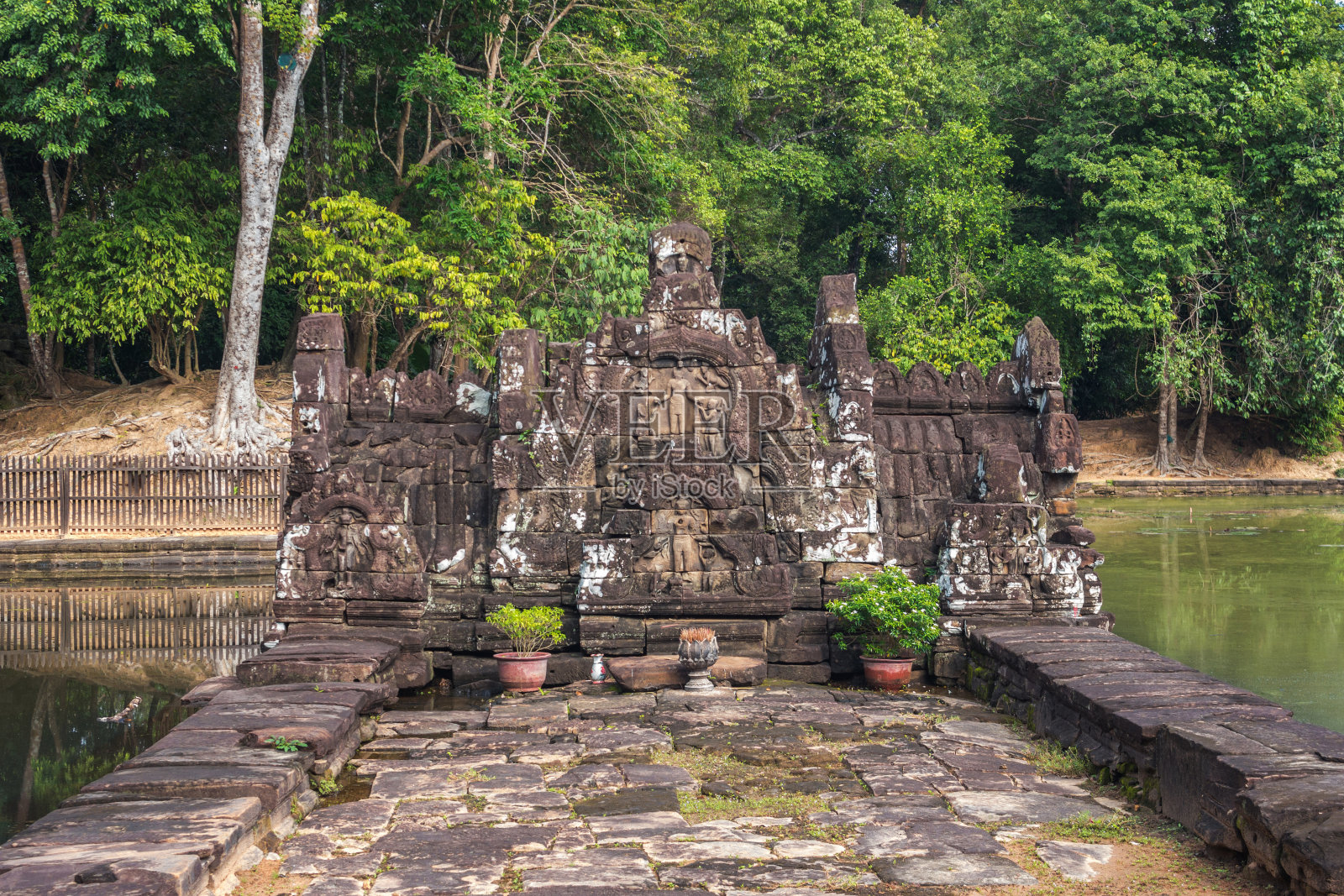 Neak Pean(“缠绕的蛇”)是一座人工岛，位于吴哥窟的柏汗巴雷(Preah Khan Baray)的一个环形岛上，岛上有一座佛教寺庙。暹粒。柬埔寨。照片摄影图片