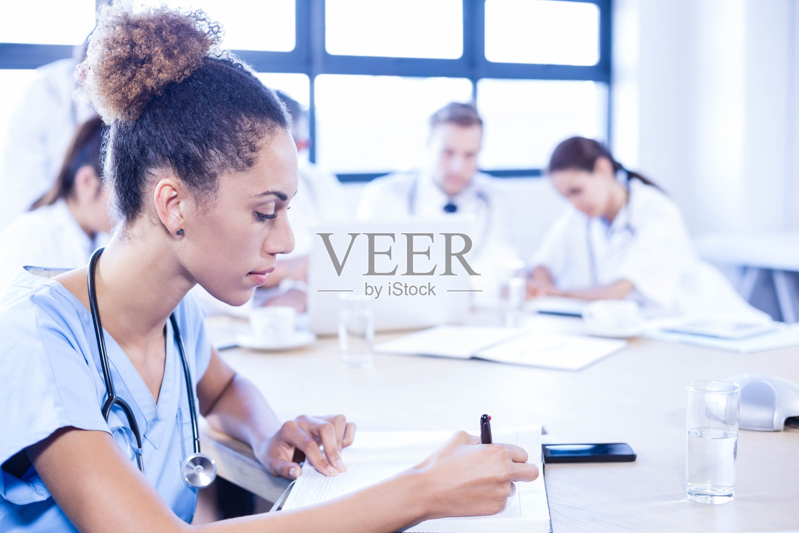 女医生在写字板上写字照片摄影图片