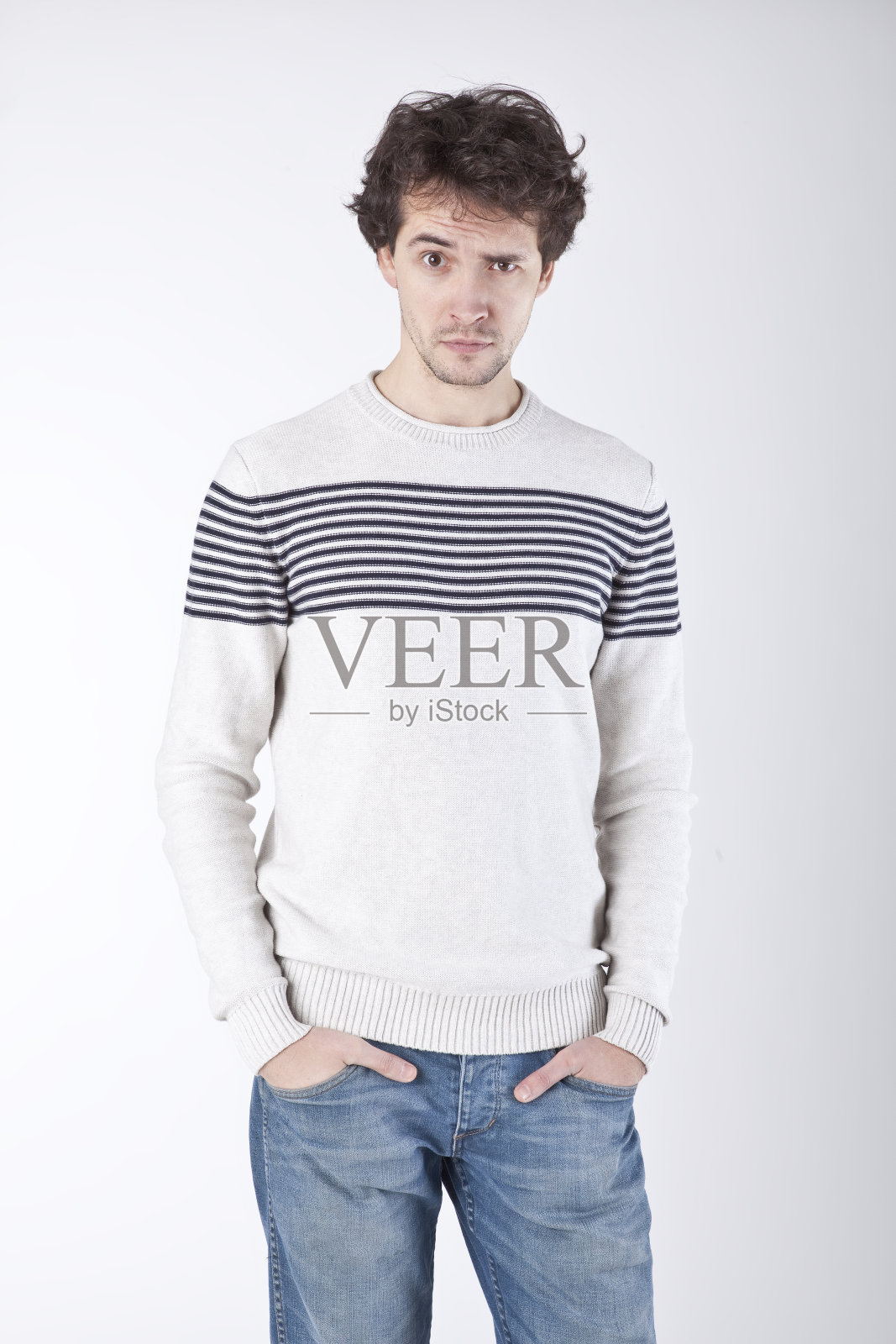 酷酷的年轻人肖像。照片摄影图片