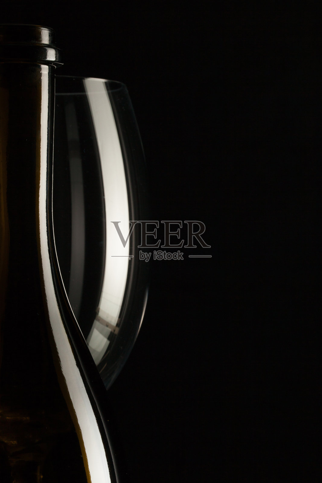 优雅的葡萄酒杯和酒瓶的轮廓照片摄影图片