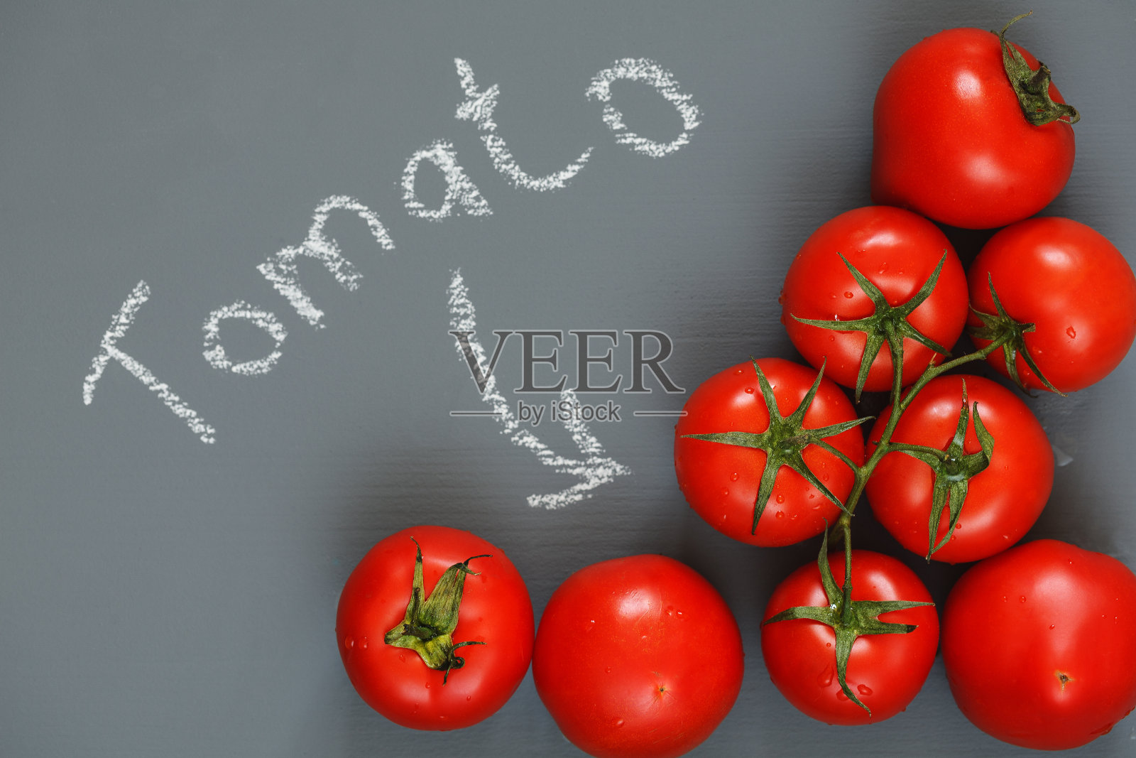 有绿色茎的新鲜红番茄照片摄影图片