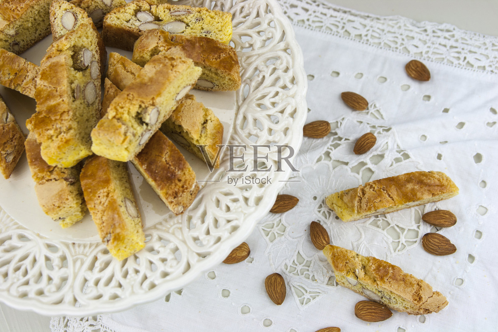 餐桌上盘子中甜点的高角度视图照片摄影图片