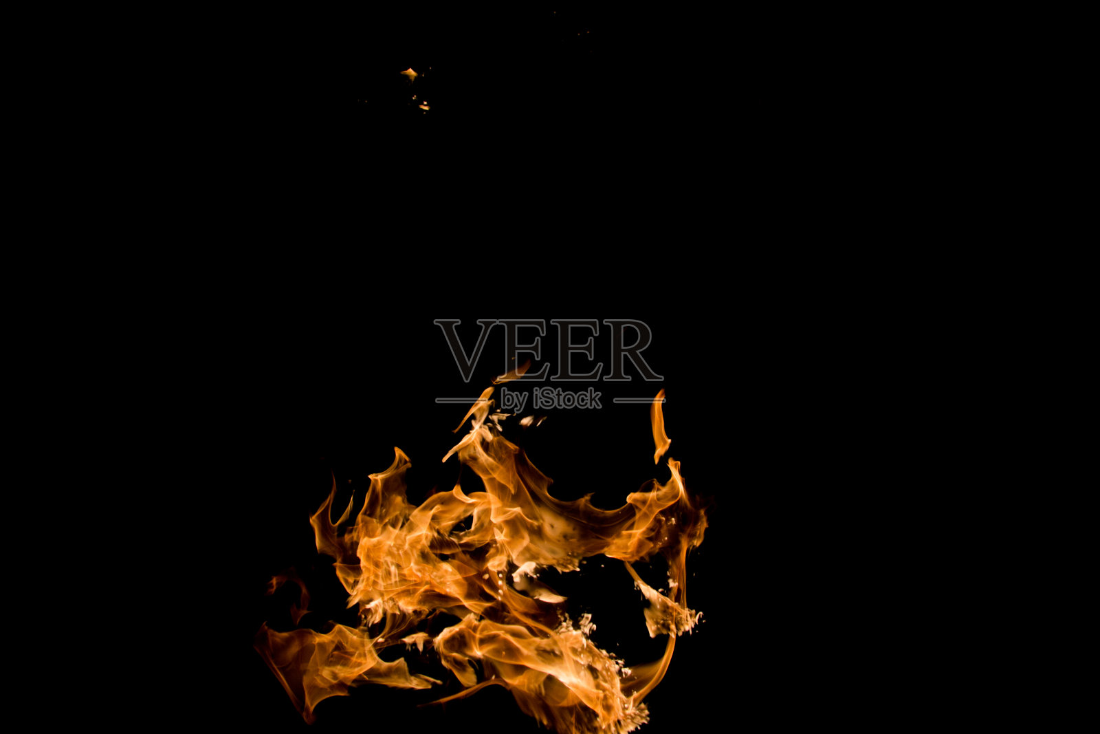 黑色背景中的火。照片摄影图片