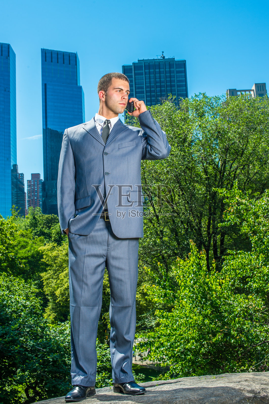 年轻的美国商人打电话，旅行，在纽约工作照片摄影图片